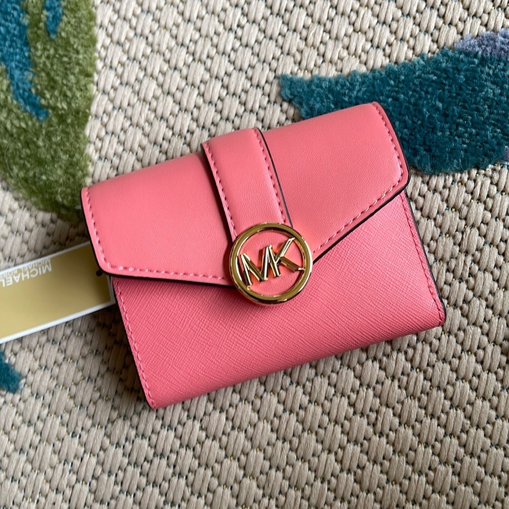 MICHAEL KORS CARMEN MEDIUM LOGO AND FAUX LEATHER WALLET GRAPEFRUIT